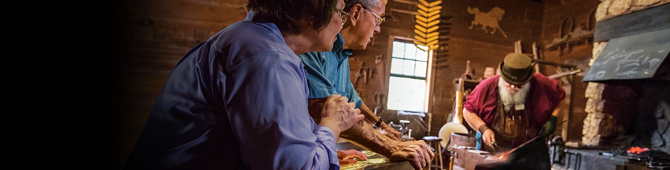 Stariji par razgleda deo metalnog čekića na istorijskoj lokaciji u Grand Deturu u Ilinoisu, u Sjedinjenim Državama