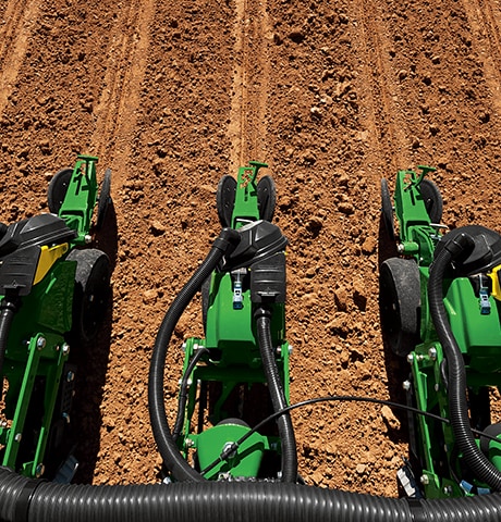 Sejanje i sadnja na njivi sejalicom John Deere serije 1700