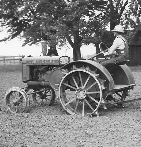 Istorijski John Deere GP traktor (opšte namene) vuče John Deere rotacionu motiku br. 7 u polju