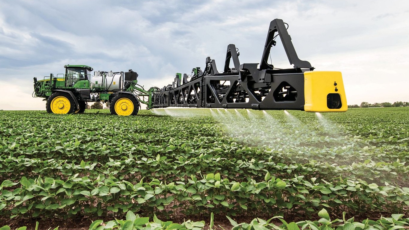 Prikaz izbliza John Deere strele prskalice u otvorenom polju.