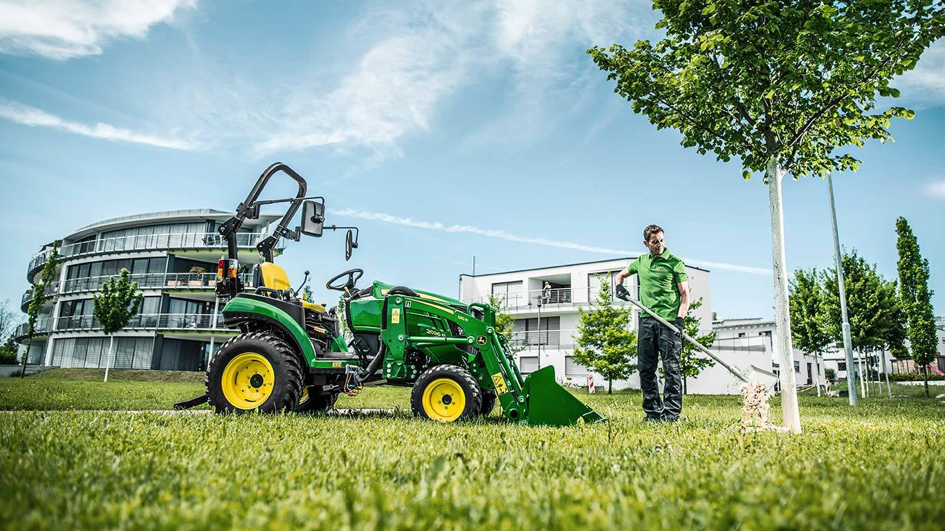 Kompaktni komunalni traktor s utovarivačem 120R