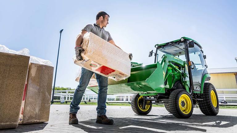 Kompaktni komunalni traktor s utovarivačem 220R