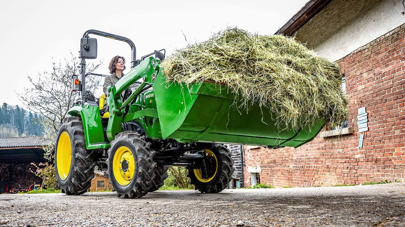 Kompaktni komunalni traktor s utovarivačem 300E