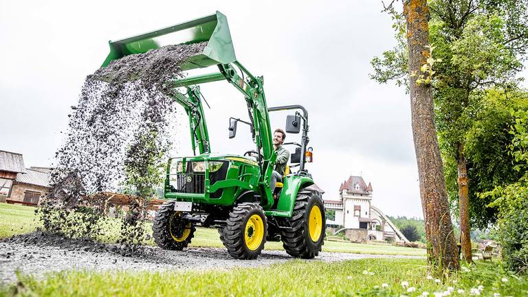 Kompaktni komunalni traktor s utovarivačem 300E