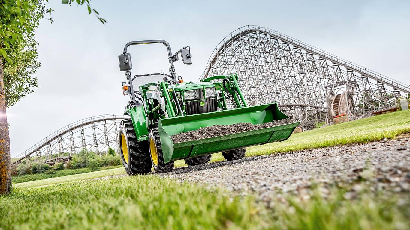 Kompaktni komunalni traktor s utovarivačem 300E