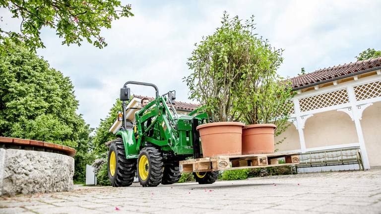 Kompaktni komunalni traktor s utovarivačem 300E