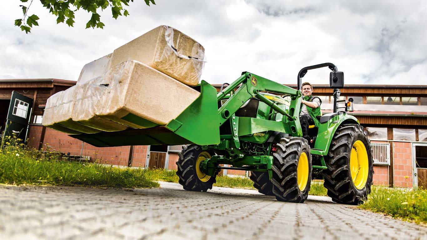 Kompaktni komunalni traktor s utovarivačem 400E