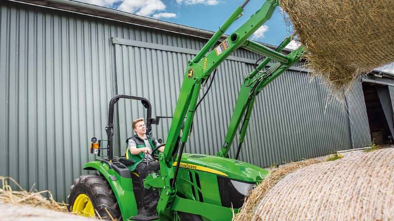 Kompaktni komunalni traktor s utovarivačem 400E