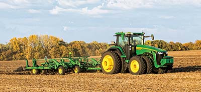 Autonomni 8R traktor