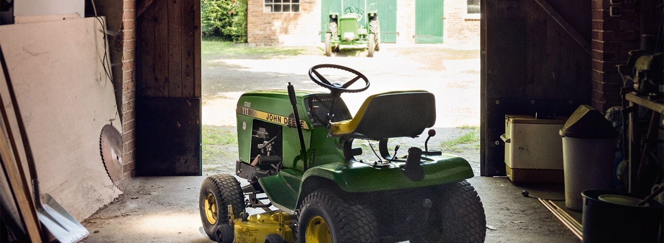 Stara traktorska kosilica, ambar, vlasnik kuće