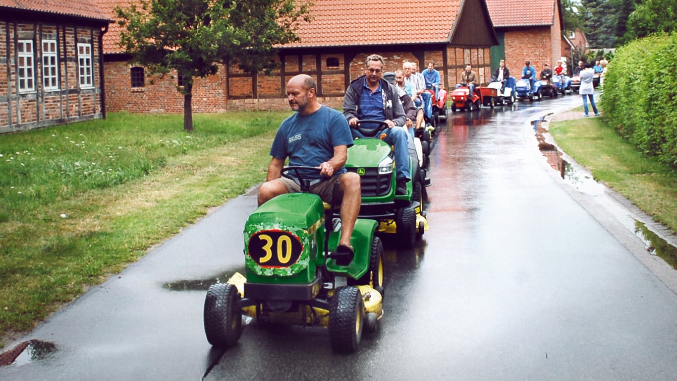 Stara traktorska kosilica, vlasnik kuće, selo, parada