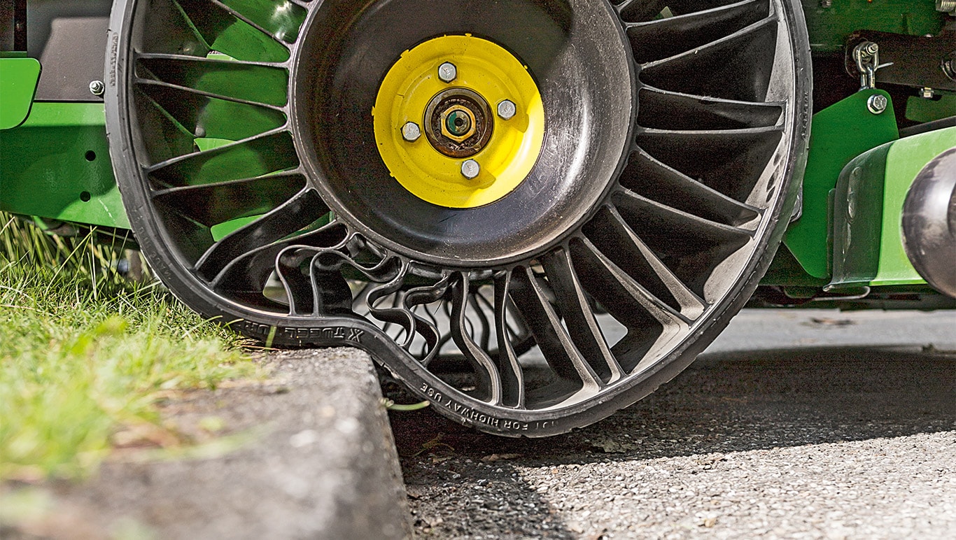 Komercijalna kosidba sa kosilicama sa nultim radijusom okretanja Z900R serije Z994R Tweels, konstantna vožnja Komercijalna kosidba sa kosilicama sa nultim radijusom okretanja Z900R serije Z994R Tweels, konstantna vožnja