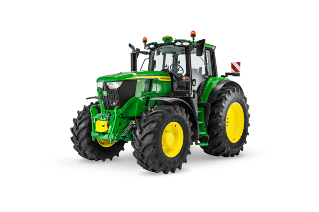 Studijski snimak traktora John Deere 6M 220 koji prikazuje velike zadnje pneumatike i moderan dizajn kabine