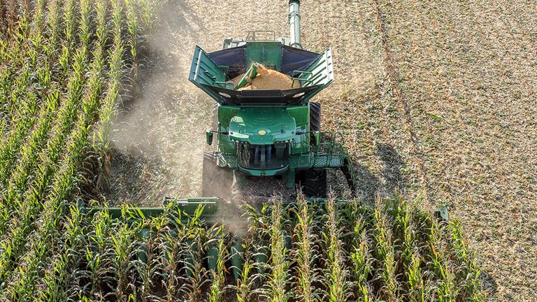 John Deere X-Series kombajn u žetvi kukuruza