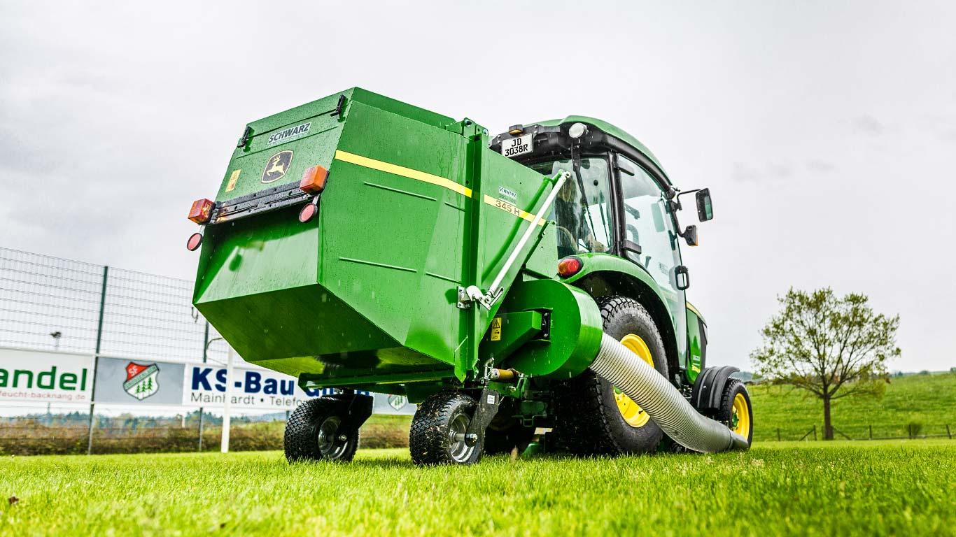 John Deere kompaktan traktor sa sistemom za sakupljanje materijala