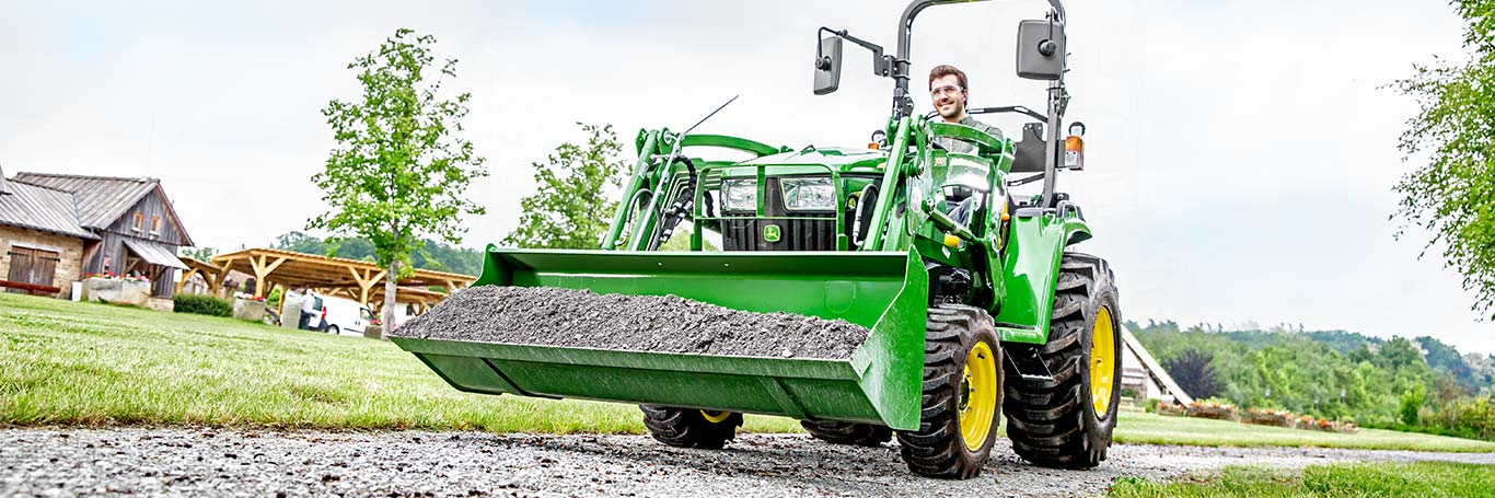 Kompaktni komunalni traktor s utovarivačem