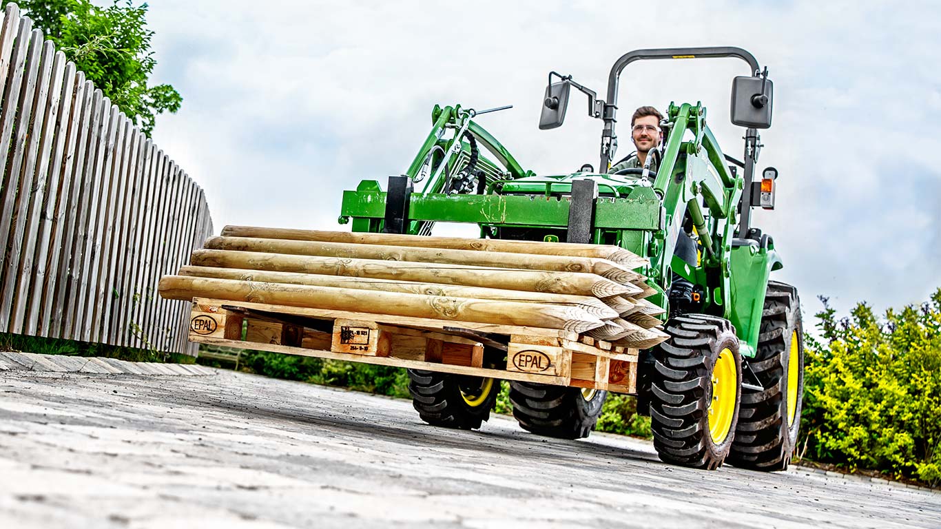 Kompaktni komunalni traktor s utovarivačem 300E MSL