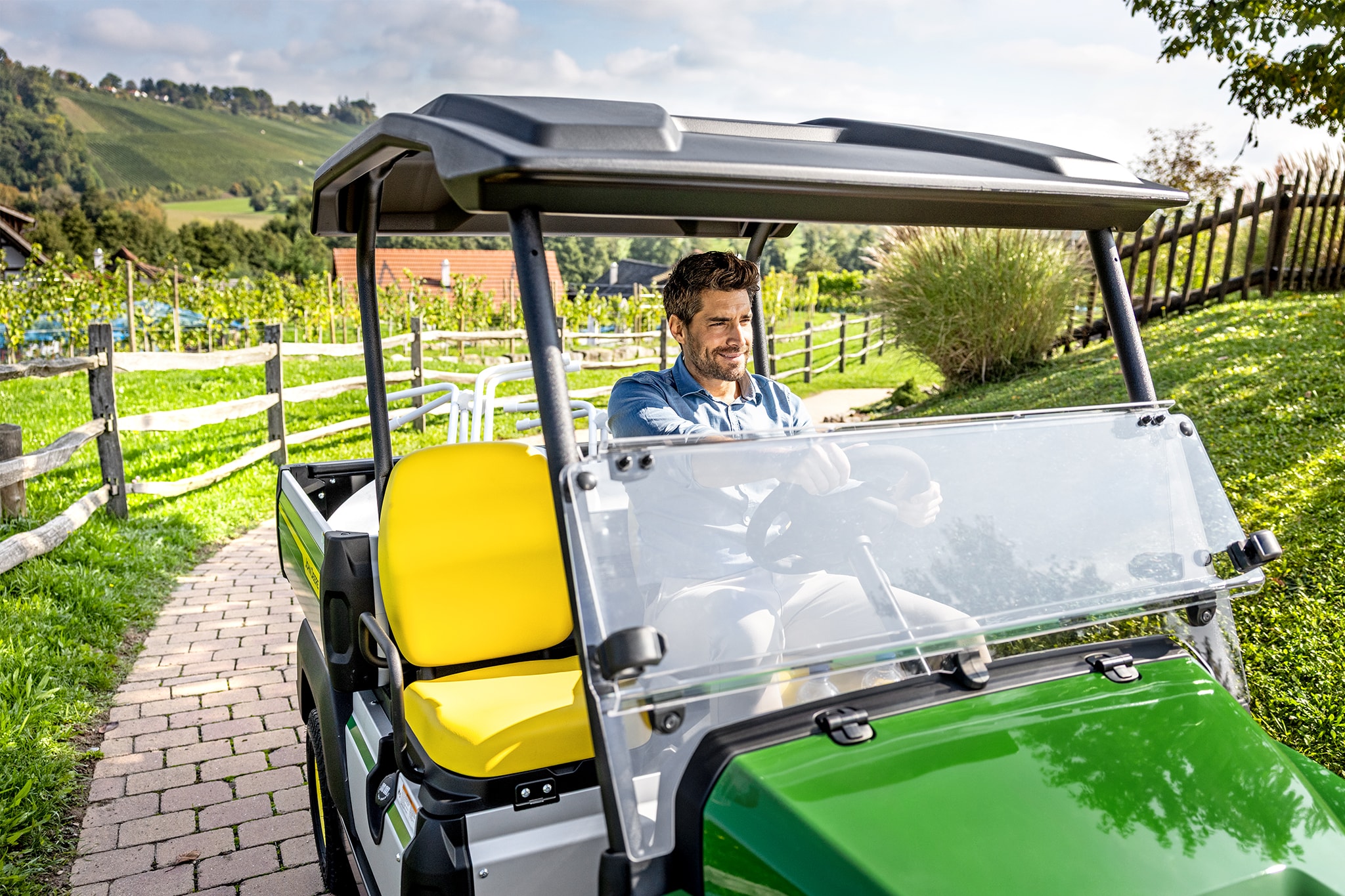 Krupan kadar na unutrašnjost John Deere Gator GS sa žutim sedištima i volanom Krupan kadar na unutrašnjost John Deere Gator GS sa žutim sedištima i volanom