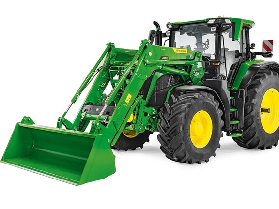 John Deere traktor sa produženim prednjim utovarivačem i kašikom, studijska slika koja naglašava domet i visinu podizanja utovarivača.