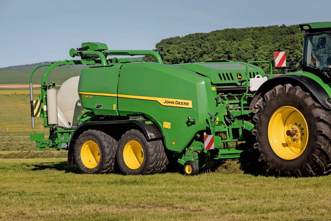 John Deere C442R balirka s mehanizmom za omotavanje pravi silažne bale velike gustine