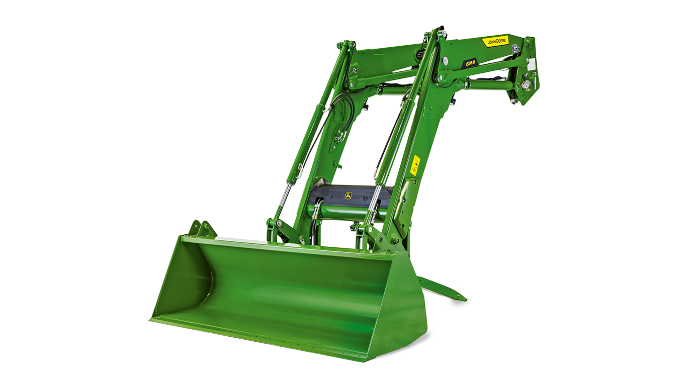 Zeleni John Deere traktor sa podignutim prednjim utovarivačem, prikazan na beloj pozadini za detaljan prikaz poljoprivredne opreme.