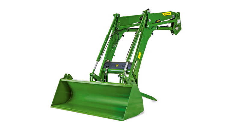 Zeleni John Deere traktor sa podignutim prednjim utovarivačem, prikazan na beloj pozadini za detaljan prikaz poljoprivredne opreme.